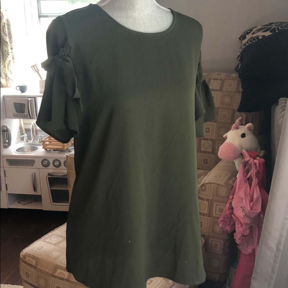 Nordstrom Pleione blouse, tie sleeve detail. Sz M